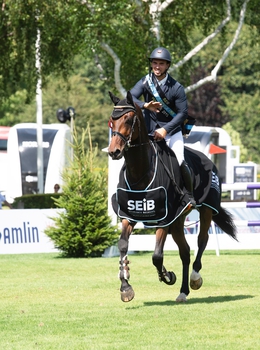 SEIB Insurance Brokers renew support of the Winter Novice Championship for two further years SEIB Insurance Brokers renew support of the Winter Novice Championship for two further years